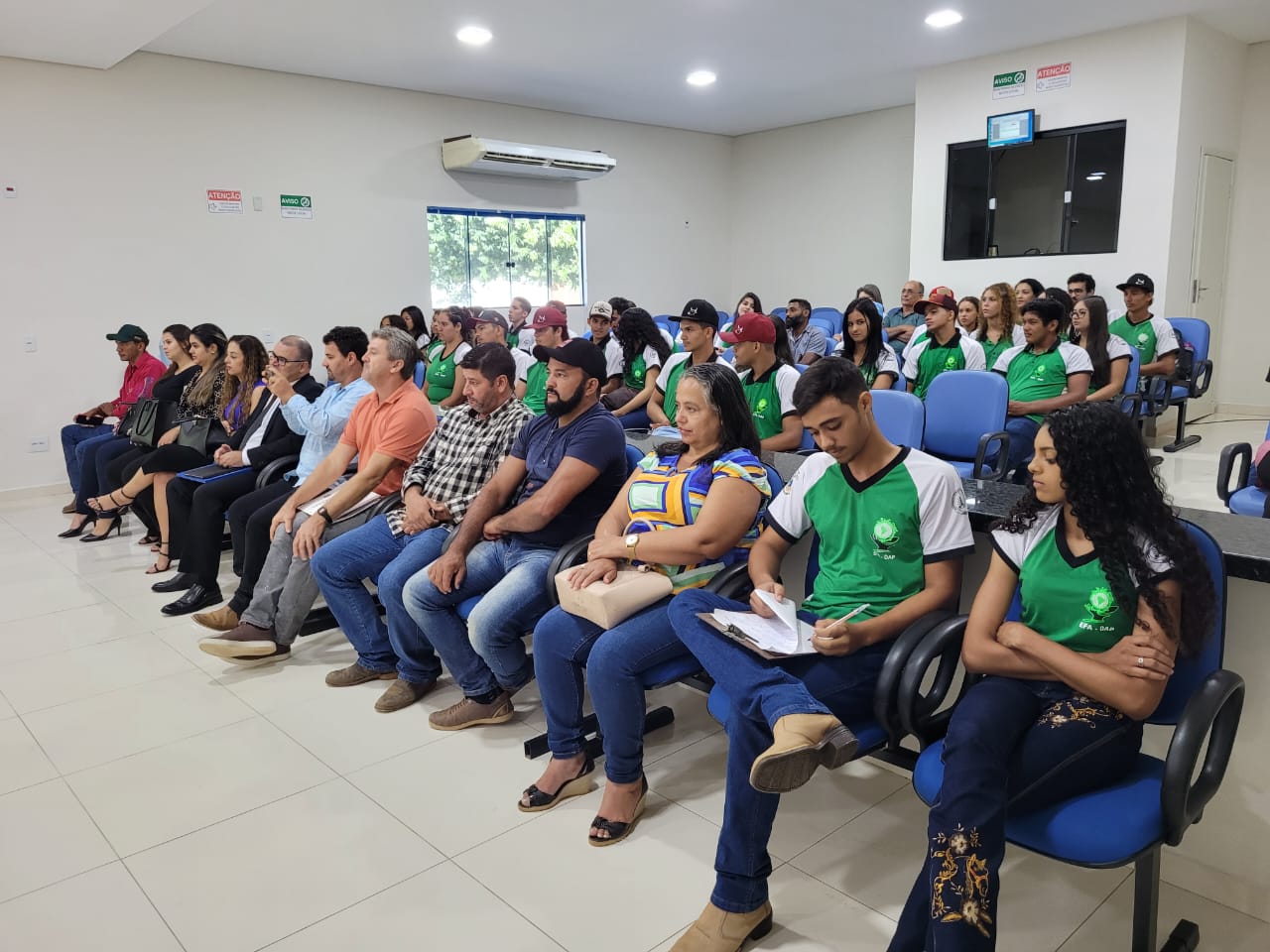 Câmara homenageia Escola Agrícola e Associação Jaruense de Autistas 